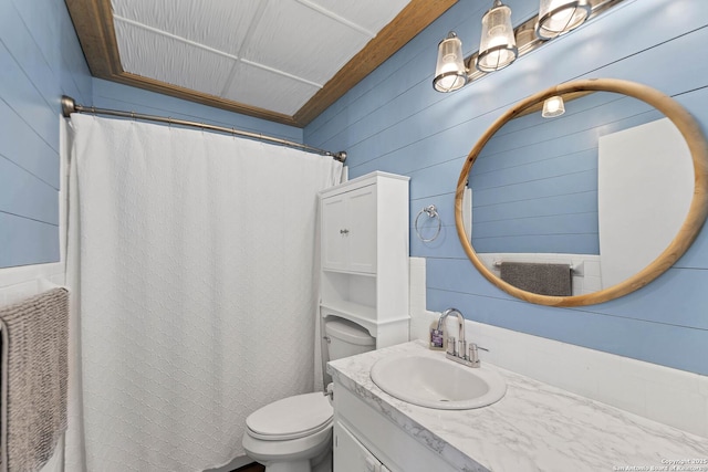 bathroom featuring a shower with curtain, toilet, and vanity