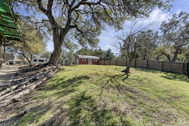 view of yard featuring an outdoor structure and a fenced backyard