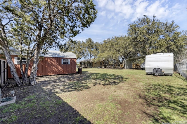 view of yard with an outbuilding