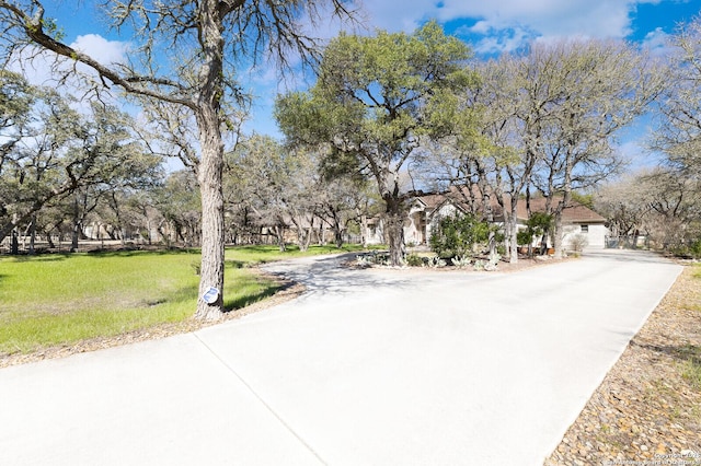 view of front facade featuring driveway and a front yard