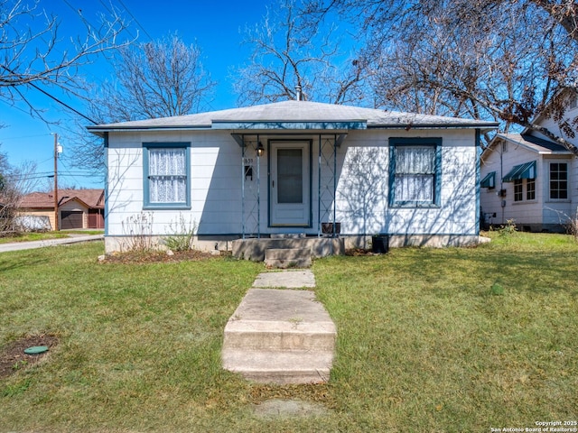 bungalow featuring a front lawn