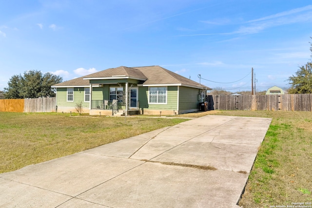 view of front facade featuring fence and a front lawn