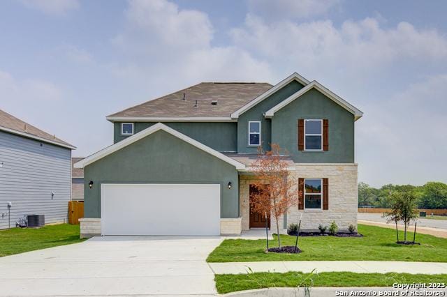 view of front of house featuring central air condition unit, stucco siding, an attached garage, a front yard, and driveway