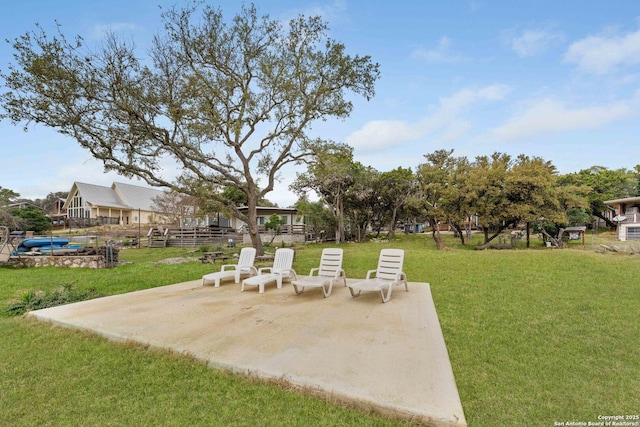 view of yard featuring a patio area