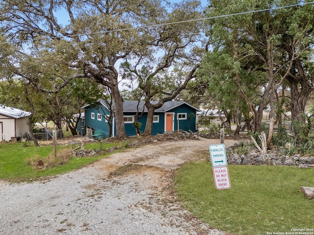 view of front facade featuring a front yard and driveway