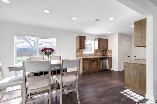 dining area with a textured ceiling, recessed lighting, dark wood-style flooring, visible vents, and baseboards