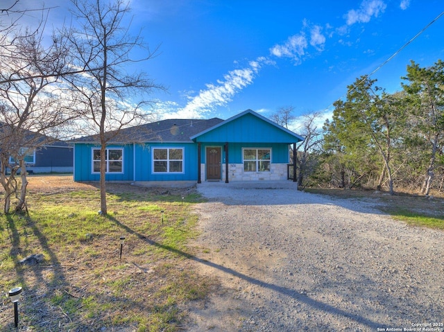 view of front of property featuring dirt driveway