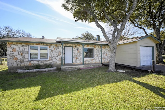 view of front of house featuring an outbuilding and a front lawn