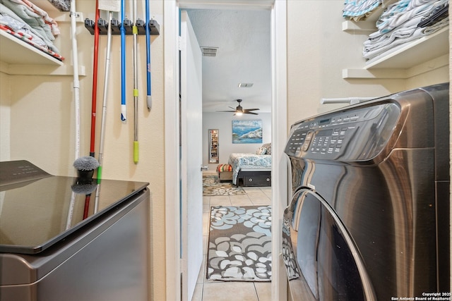 laundry room featuring laundry area, independent washer and dryer, visible vents, and light tile patterned flooring