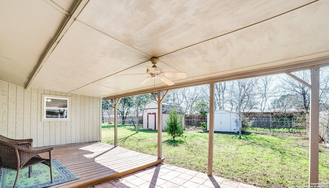 sunroom / solarium featuring a ceiling fan