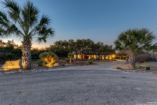 view of front of property with driveway