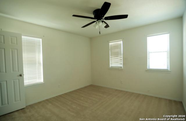 empty room featuring ceiling fan and baseboards