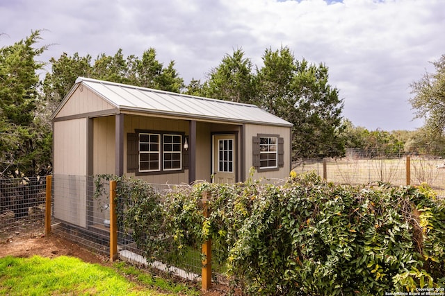 view of outdoor structure with an outdoor structure and fence