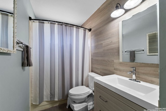 full bath featuring toilet, a shower with shower curtain, vanity, tile walls, and backsplash