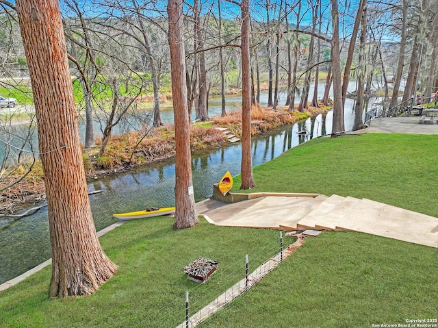 view of yard featuring a water view