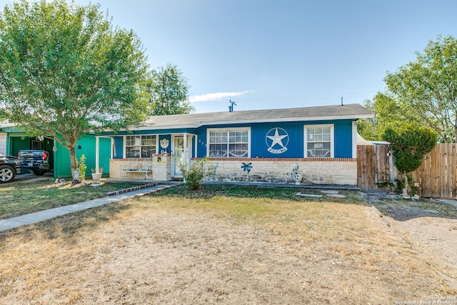 ranch-style house featuring fence