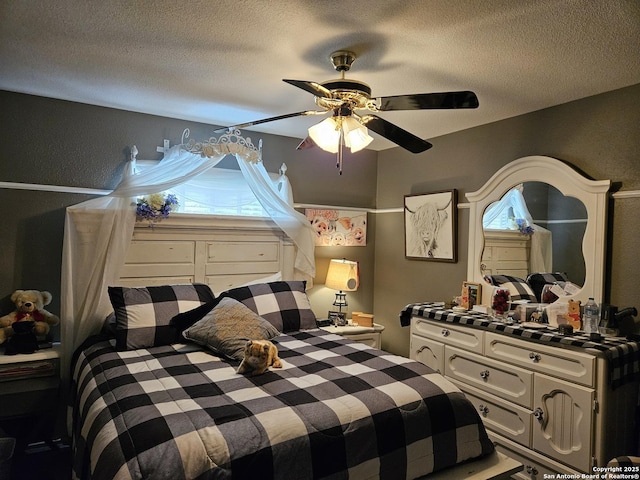 bedroom featuring ceiling fan and a textured ceiling