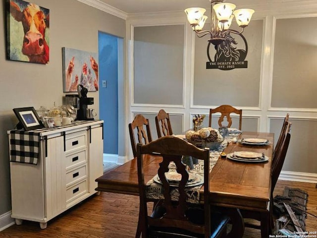 dining area with crown molding, a decorative wall, an inviting chandelier, dark wood-type flooring, and baseboards