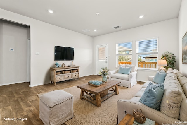 living area with baseboards, visible vents, wood finished floors, and recessed lighting