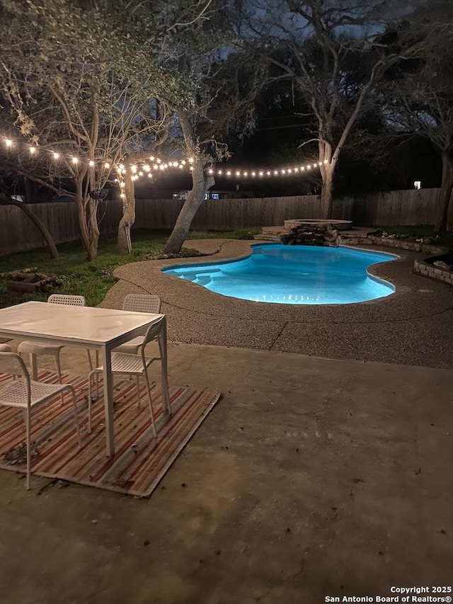 view of pool featuring a fenced in pool, outdoor dining area, a fenced backyard, and a patio