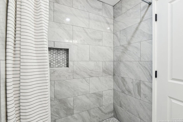 bathroom featuring tiled shower