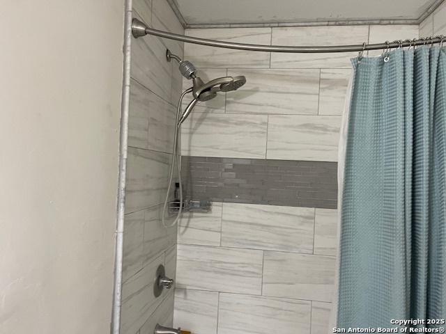 details with shower / bath combo with shower curtain