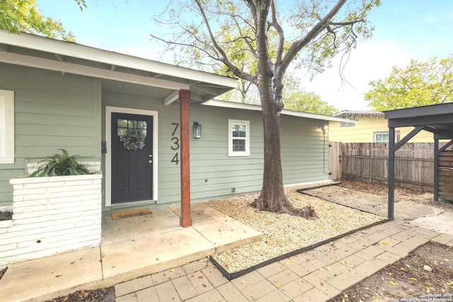 entrance to property with fence