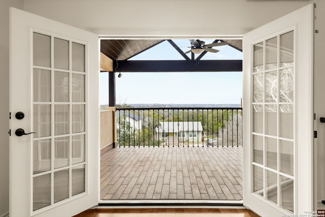 entryway featuring ceiling fan and vaulted ceiling