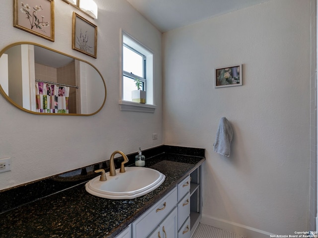 bathroom featuring a shower with shower curtain and vanity