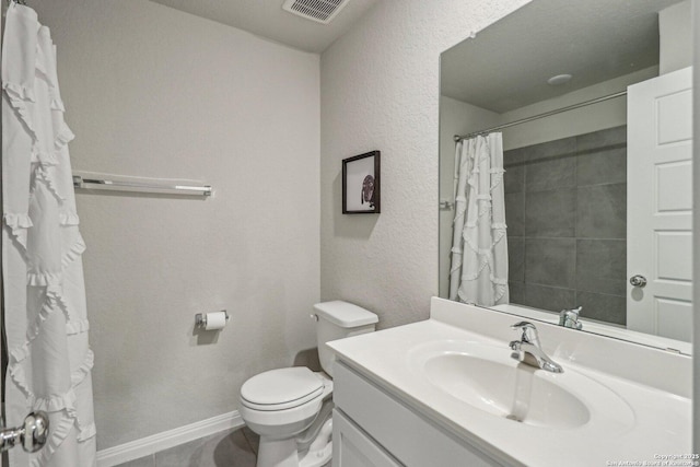 full bath featuring toilet, a shower with shower curtain, vanity, visible vents, and baseboards