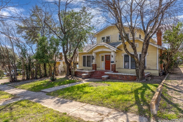 view of front facade featuring a front yard