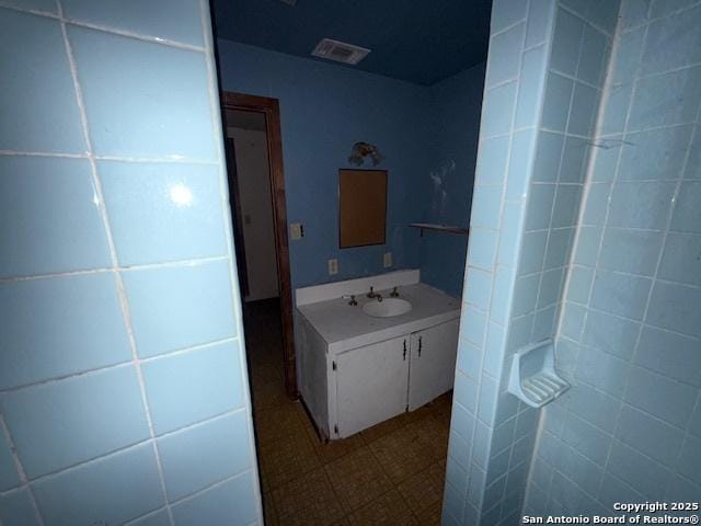 bathroom with visible vents and vanity