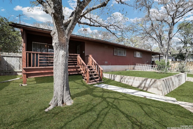 view of front of property featuring a front yard and fence