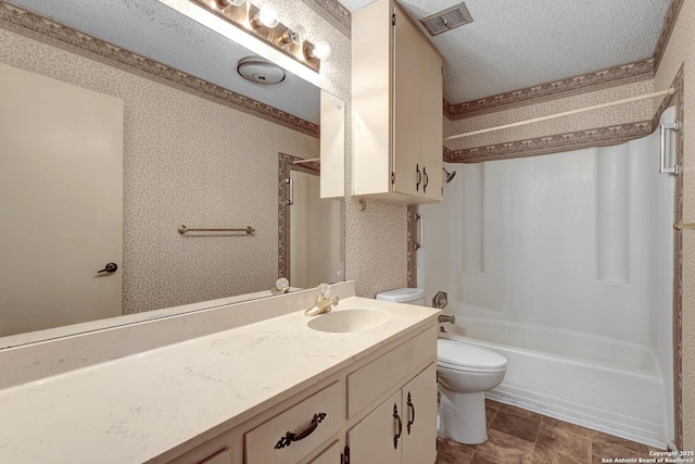 full bathroom featuring a textured ceiling, toilet, vanity, visible vents, and wallpapered walls