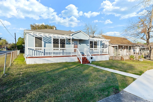 view of front of property featuring a front yard and fence