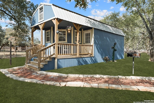 view of front of house featuring a porch, a front yard, metal roof, and a gambrel roof