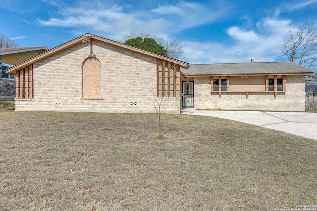 view of front of home with a front lawn and brick siding