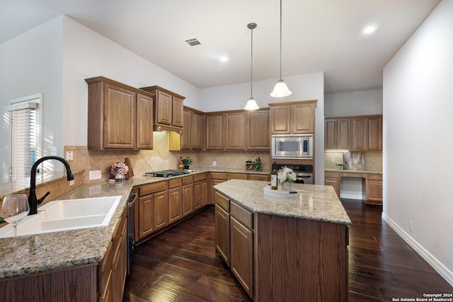 kitchen with stainless steel appliances, dark wood-type flooring, a sink, and visible vents