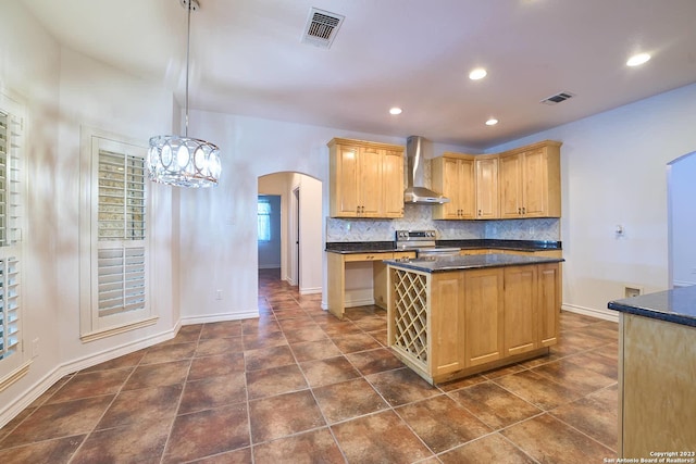 kitchen featuring arched walkways, stainless steel electric range oven, visible vents, decorative backsplash, and wall chimney exhaust hood