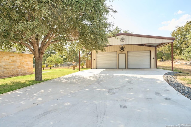 view of front facade featuring a detached garage, fence, and an outdoor structure