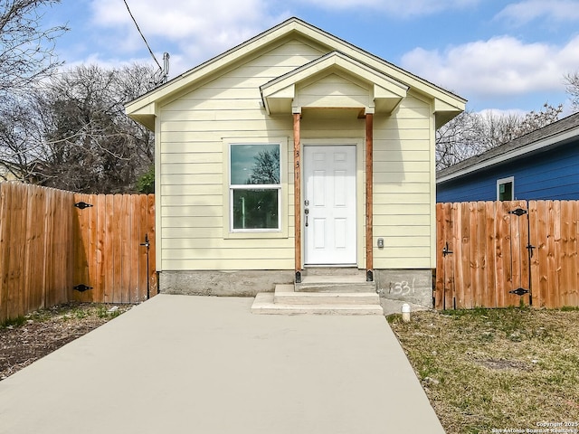 view of front of house with entry steps and fence