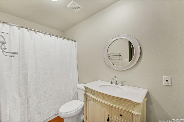 full bathroom featuring a shower with curtain, visible vents, vanity, and toilet