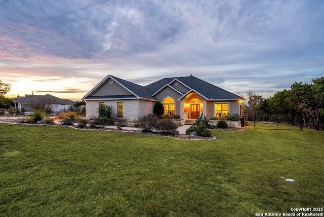 view of front of home featuring a front lawn and fence