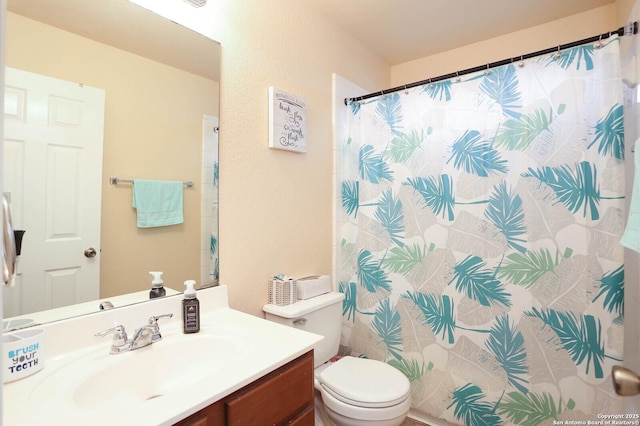 full bathroom with a shower with shower curtain, vanity, and toilet