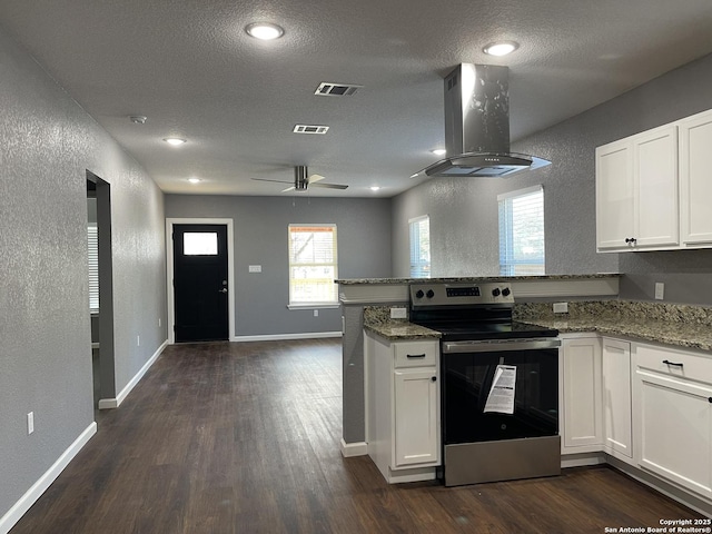 kitchen featuring visible vents, electric stove, dark wood-type flooring, a peninsula, and ventilation hood