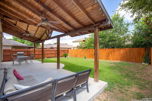 view of patio / terrace with a fenced backyard, outdoor dining area, and a ceiling fan