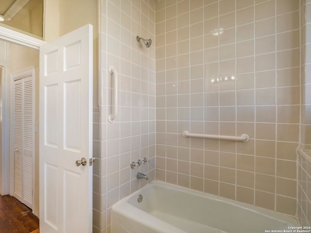 bathroom featuring shower / bathtub combination