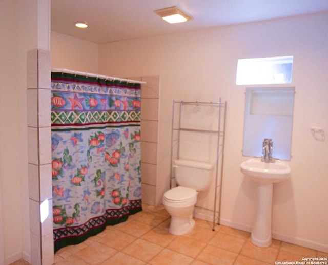 full bathroom featuring toilet, a shower with curtain, tile patterned flooring, and baseboards