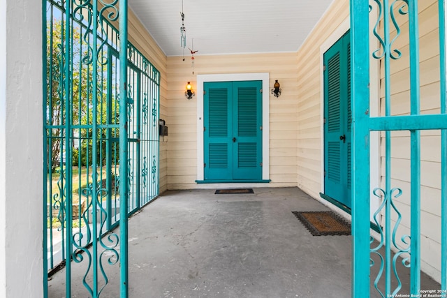 property entrance with covered porch