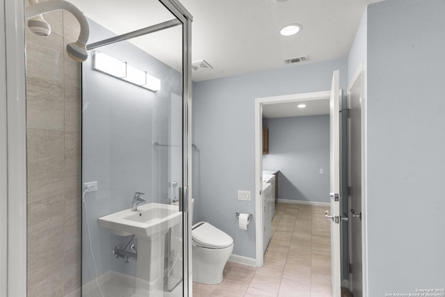 full bath featuring toilet, baseboards, visible vents, and tile patterned floors